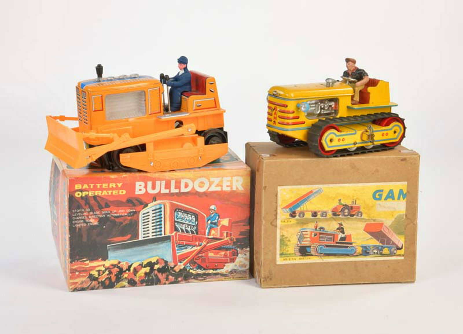 SH Bulldozer + Gama Raupentraktor: SH Bulldozer + Gama Caterpillar Tractor, W.-Germany + Japan, tin, paint d., box, bulldozer damaged, please inspect, C 3