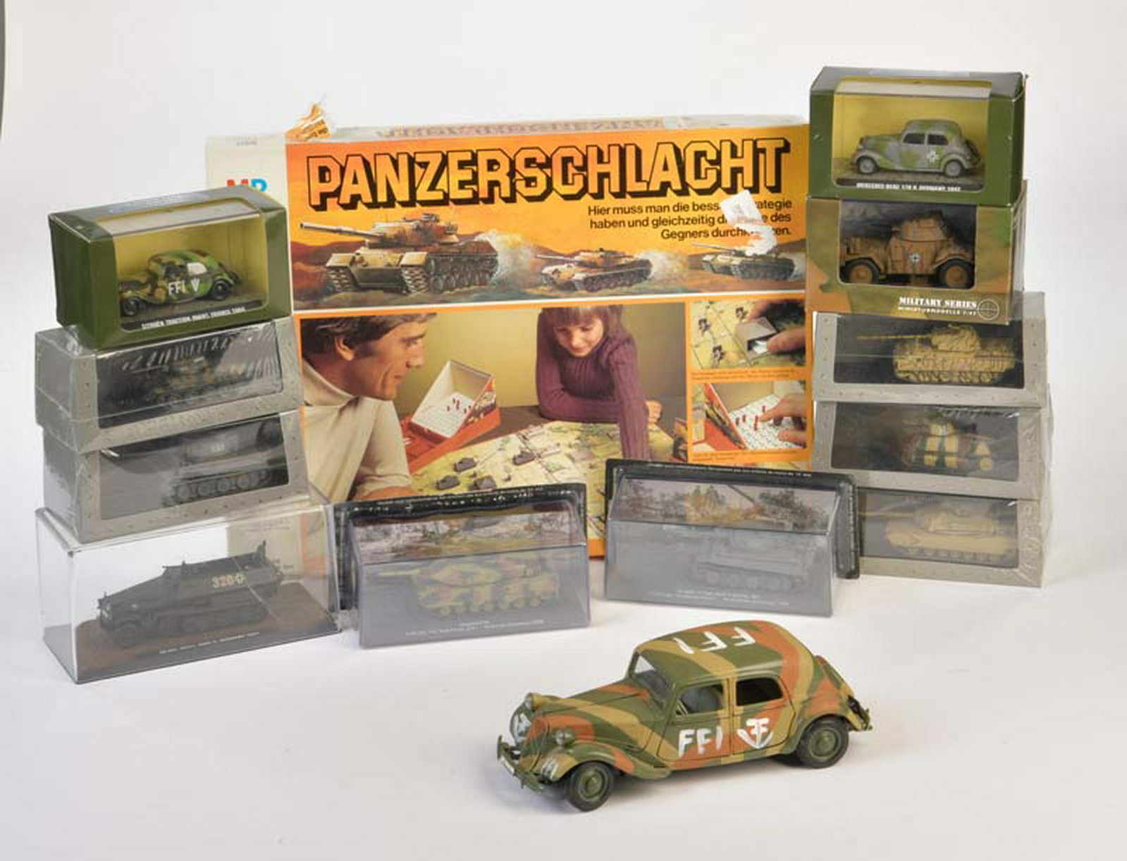 11 Militaermodelle, Spiel "MB Panzerschlacht"+ Maisto: 11 Militry Models, Game "MB Panzerschlacht"+ Maisto Citroen, diecast a.o., C 1-2