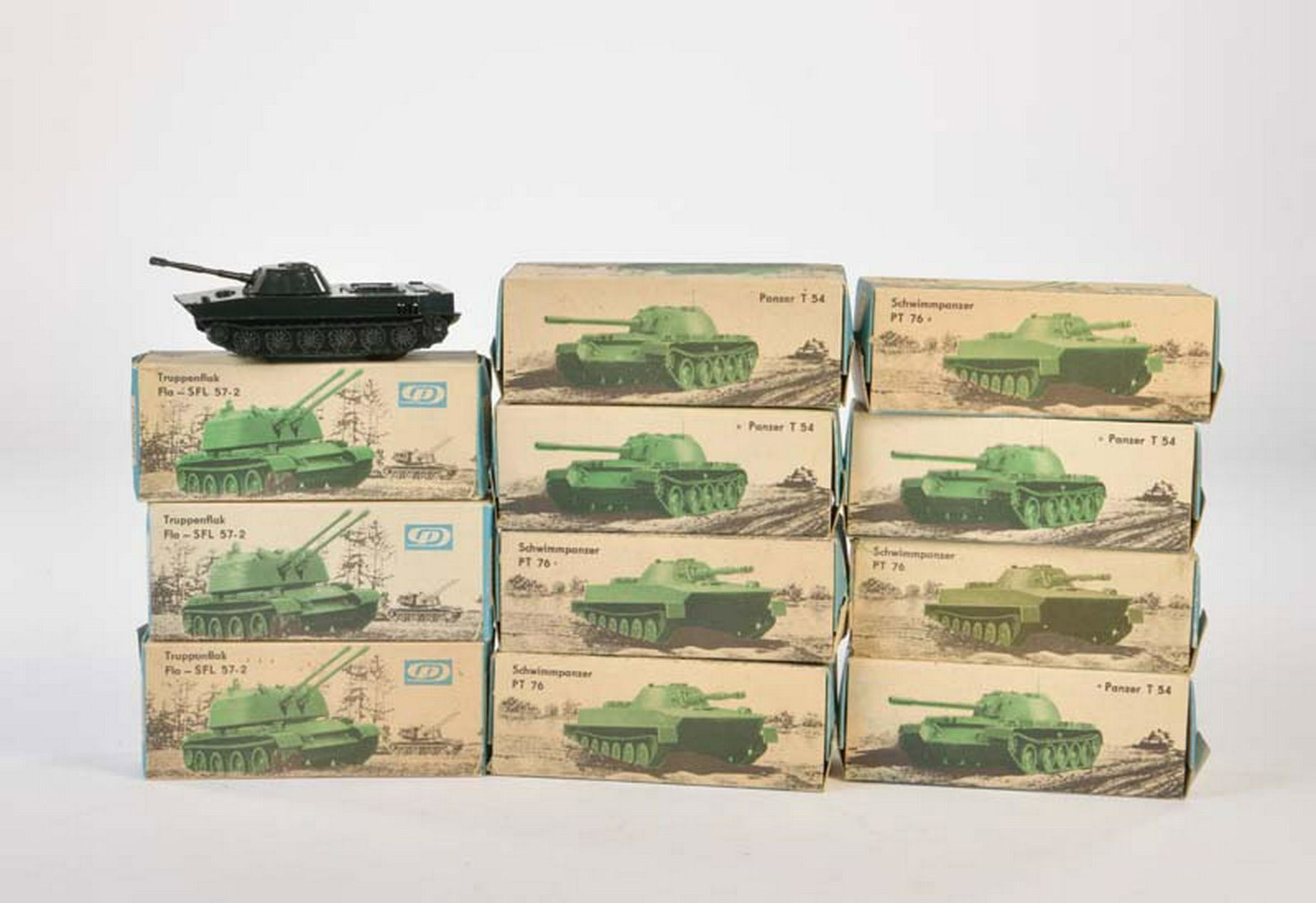 11 Panzer, meist T 54: 11 Tanks, moatly T 54, GDR, mostly stock goods, C 1