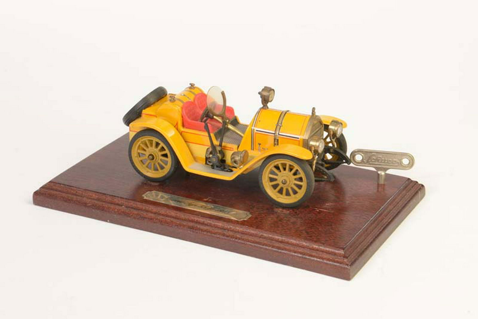 Schuco, Oldtimer auf Holzsockel (1 of 1)