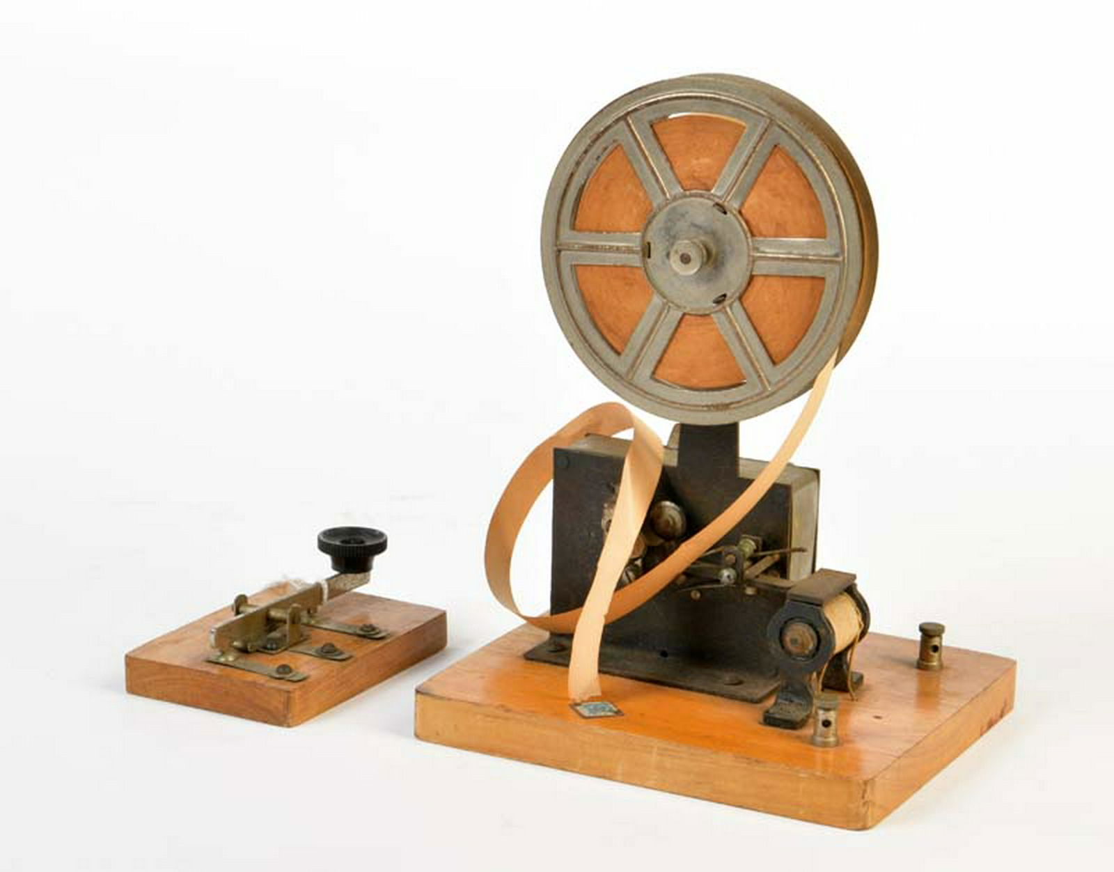 Bing, Morsegeraet auf 2 Holzbrettern: Bing, Morse Machine on 2 wooden boards, Germany pw, cw ok, min. paint d., C 2