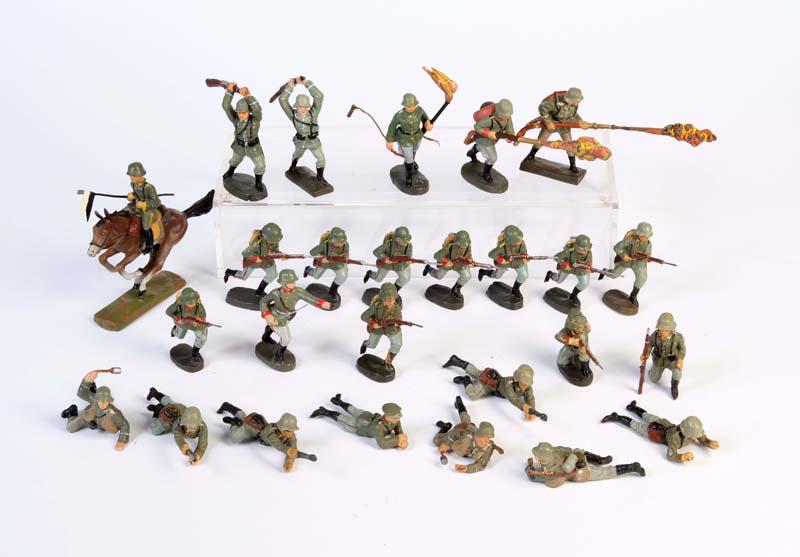 Elastolin, Lineol: 25 Kaempfende Soldaten + Reiter mit (1 of 1)