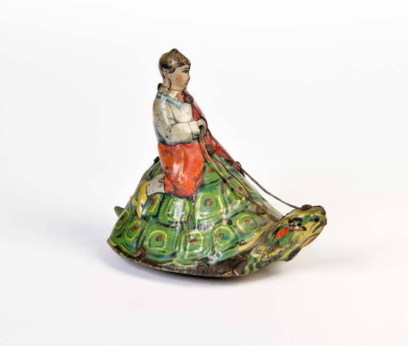 Kind auf Schildkroete (1 of 1)