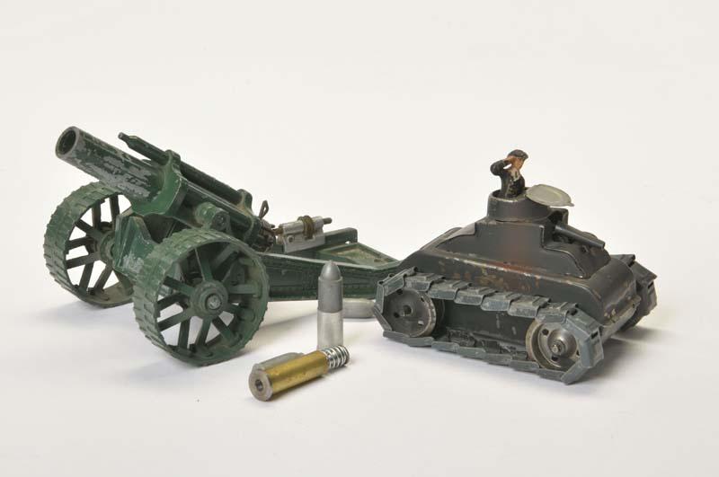 Britains u.a., Geschuetz + Panzer: Britains a.o., Gun + Tank, England, tin, + diecast, paint d., C 2-3