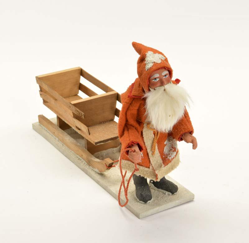Erzgebirge, Weihnachtsmann mit Schlitten (1 of 1)