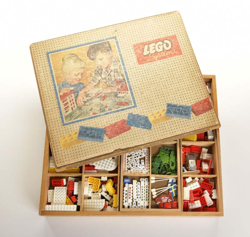 Lego System, Grosser Holzkasten: Lego System, Big Wooden Box, from the 50s, very extensive, box used, wood brittle on 1 side, otherwise very good condition
