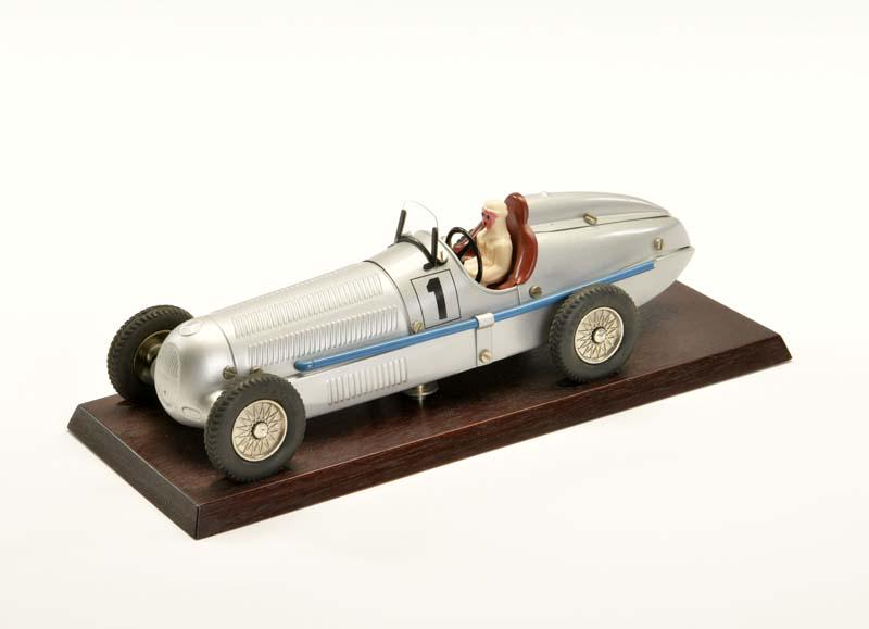 Maerklin, Rennwagen auf Holzsockel (1 of 1)