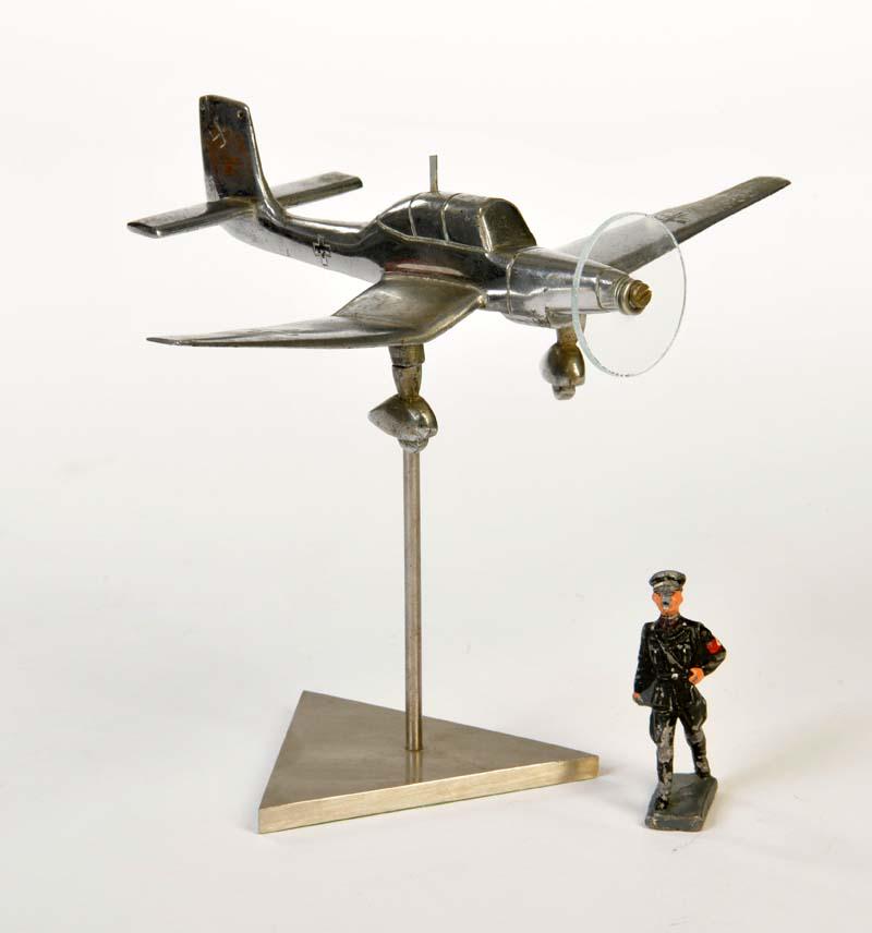 Stuka Modell + Offizier: Stuka Model + Officer, cast iron, paint d., C 2/3
