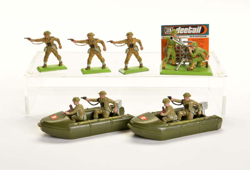 Britains, Konvolut Boote, Soldaten, Granatenwerfer u.a.: Britains, Bundle Boats, Soldiers, Grenade Launchers a.o., England + Hong Kong, plastic, C 1