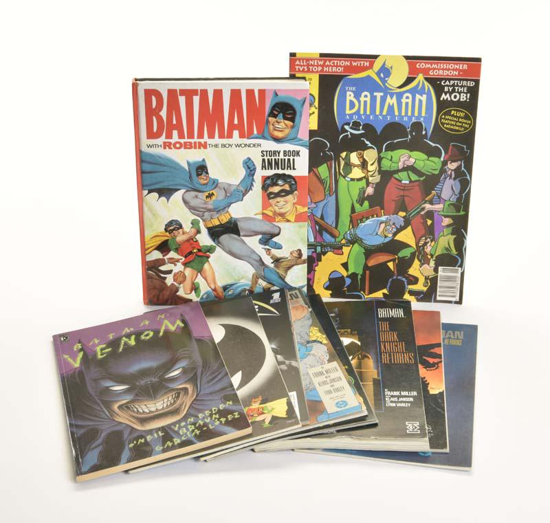 9 Batman Comics + 1 Buch (1 of 1)