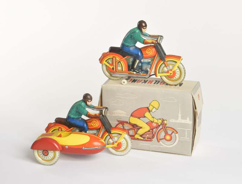 AM, Motorradfahrer + Motorrad mit Beiwagen (1 of 2)