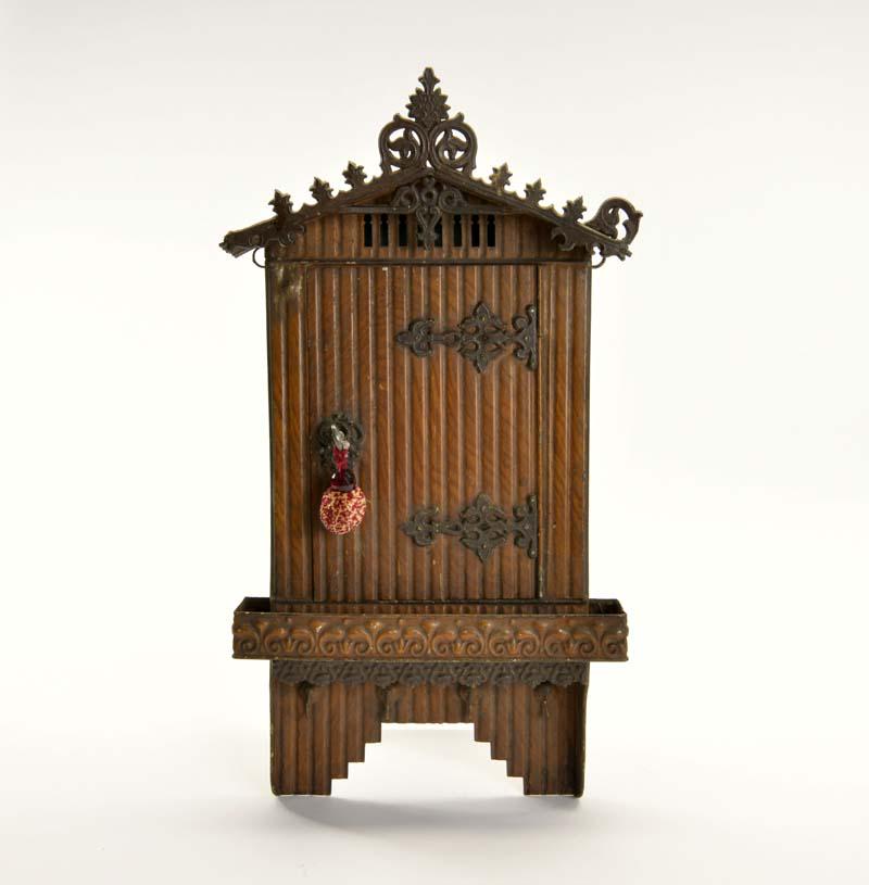 Bing, Schluesselkasten in Chaletform: Bing, Key Box as Chalet, Germany pw, tin, paint d. due to age