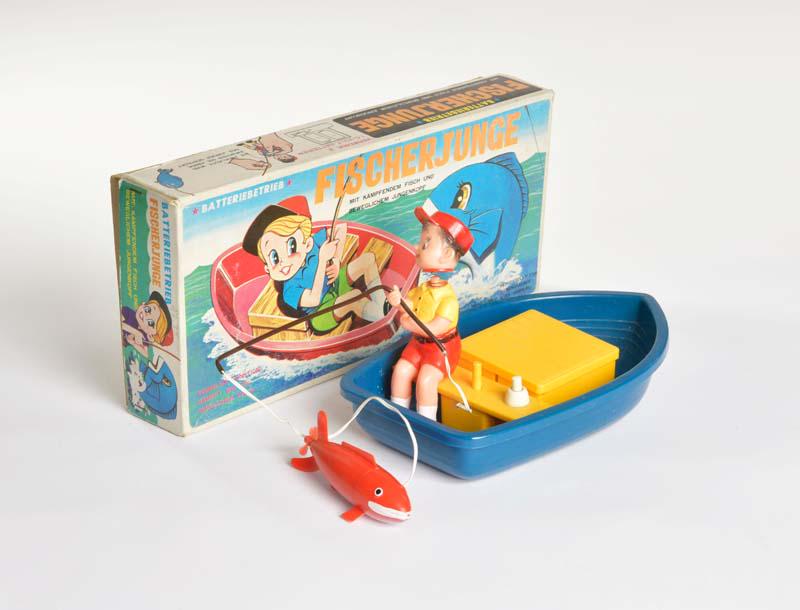 Gakken & Co., Fischerjunge im Boot (1 of 2)