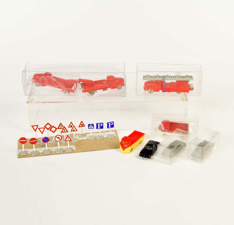 Lego, 8 Autos + 17 Verkehrszeichen (1 of 1)