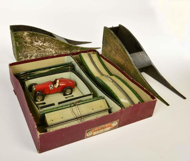 Maerklin, Rennbahn 13301 G/3 mit rotem Rennwagen No 5 (1 of 4)