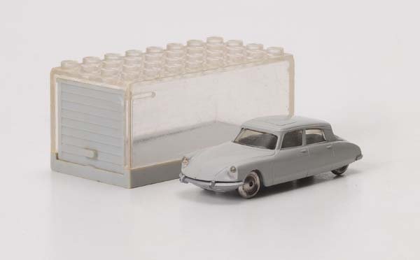 Lego: Lego, Citroen Ds 19 in plastic-garage, Denmark, plastic, garage condition 1-, condition 1-, Beschreibung: Lego, Citroen DS 19 in Plastik-Garage, Denmark, 6 cm, Kunststoff, Garage Z 1-, Z 1-, (2625)