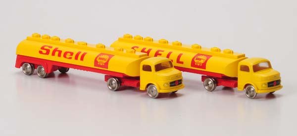 Lego: Lego, 2 Shell Mercedes petrol trucks, Denmark, plastic, condition 1, Beschreibung: Lego, 2 Shell Mercedes Tankzüge, Denmark, je 14 cm, Kunststoff, Z 1, (2625)