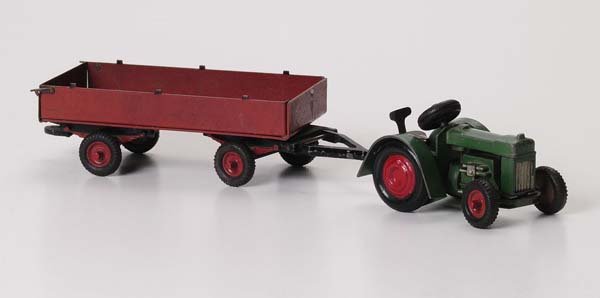 Möbius: Möbius, Tractor with trailer, Germany prewar, diecast, 1 side wing broken, rare, condition 2-3 Beschreibung: Möbius, Traktor mit Anhänger, Germany VK, 27cm, Druckguss, 1 Traktorflügel mit Abbruchs