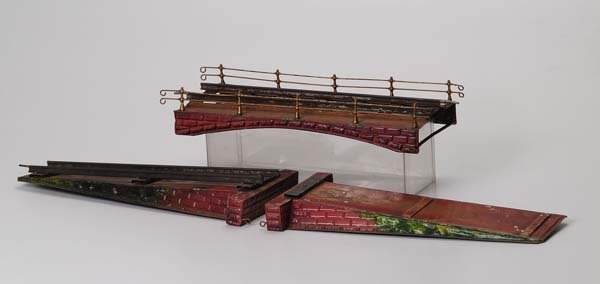 Marklin: Märklin, Bridge, gauge 1, tin, 1 track missing, otherwise good Beschreibung: Märklin, Brücke, Spur 1, 105cm, Blech, 1 Schiene fehlt, sonst gut (829)