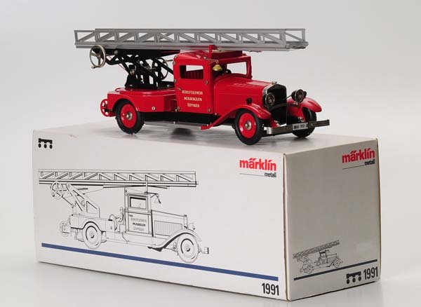 Maklin: Märklin, Fire engine, tin, windup ok, original box condition 1, from 1991, condition 1 Beschreibung: Märklin, Feuerwehrauto, 39cm, Blech, Uhrwerk ok, Okt Z 1, von 1991, Z 1 (2752)
