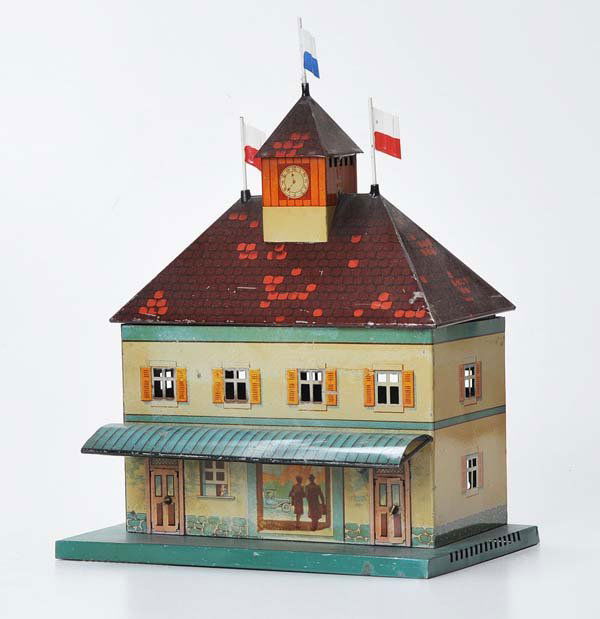 Bing: Bing, Station with Clocktower, 3 Flags, Germany prewar, gauge 0, tin, condition 1-2, Deutsche Beschreibung: Bing, Bahnhof mit Uhrenturm, 3 Fahnen, Germany VK, Spur 0, 22,5 x 15 cm, Blech, Z 1-2, (508
