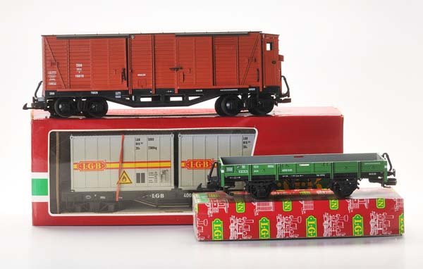 LGB: LGB, 2 Freight Wagons + Container Wagon (4010,4069), W.-Germany, mixed material, condition 1- Deutsche Beschreibung: LGB, Güterwagen + Flachbordwagen und Containerwagen (4010,4069), W.-Germany, Gemis