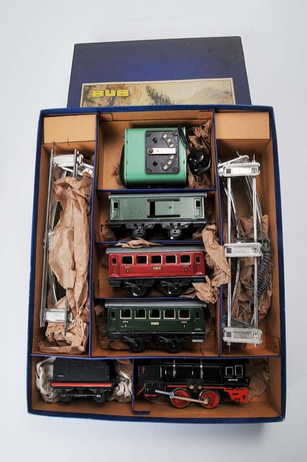 Bub: Bub, Train package with steam engine and tender, gauge 0, W.-Germany, tin, battery drive ok, in original box, baggage wagon and 2 passenger wagons, regulation transformer, condition 1- Deutsche Beschr