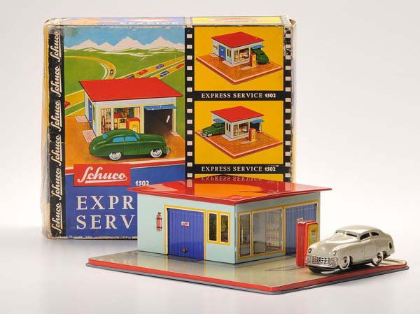 Schuco: Schuco. Express Service Garage 1502 with Car. W.-Germany. windup ok. original box condition 1-2. condition 2-. Deutsche Beschreibung: Schuco. Express Service Garage 1502 mit Auto. W.-Germany. 25x21 c