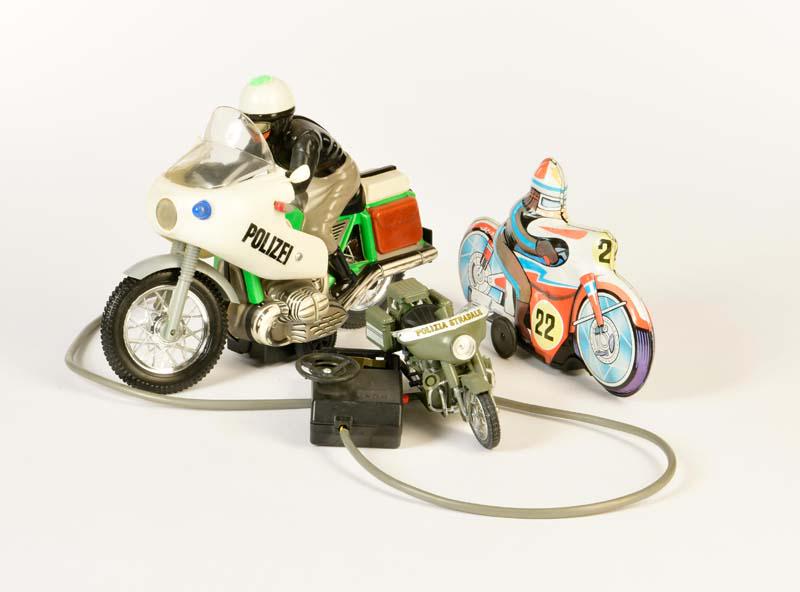 Huki u.a., 3 Motorraeder (1 of 1)