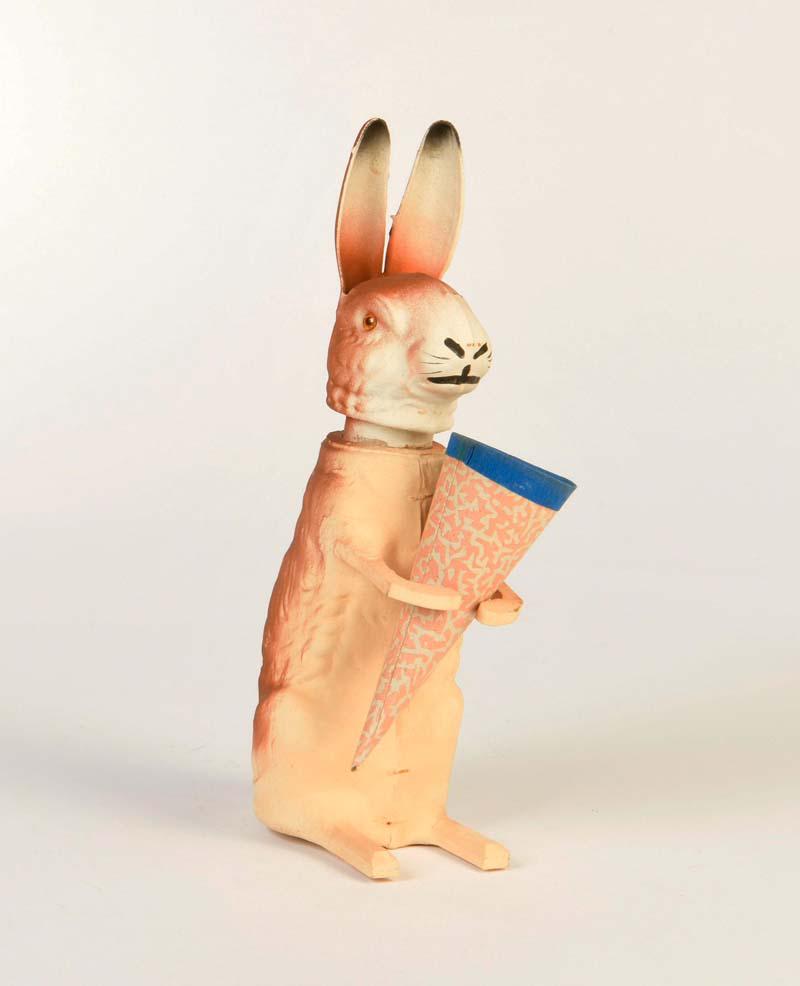 Erzgebirge, Osterhase mit Schultuete als Candy (1 of 1)