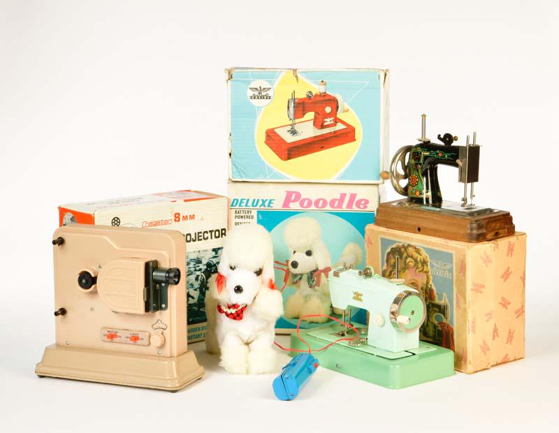 Casige u.a., 2 Kindernaehmaschinen, Pudel + Projektor (1 of 1)