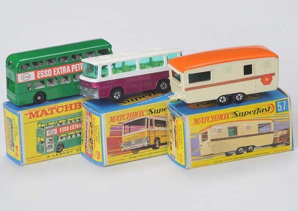 Matchbox: English Description: Matchbox, 2x Bus, 1x trailer, England, 1:64, diecast, original box condition 1-2, condition 1-2+ Deutsche Beschreibung: Matchbox, 2x Bus, 1x Wohnwagen, England, 1:64, Druckguss, O