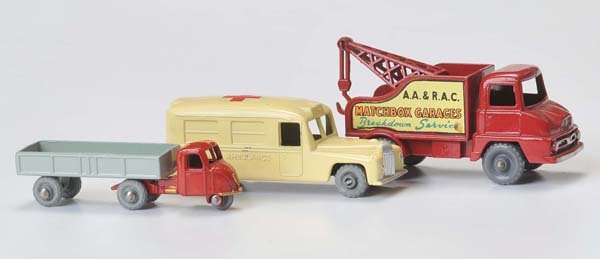 Matchbox: English Description: Matchbox, truck, emergency car, tow truck, England, 1:64. diecast, no box, condition 1- Deutsche Beschreibung: Matchbox,Lkw, Notarzt, Abschleppwagen, England, 1:64, Druckguss, Kei