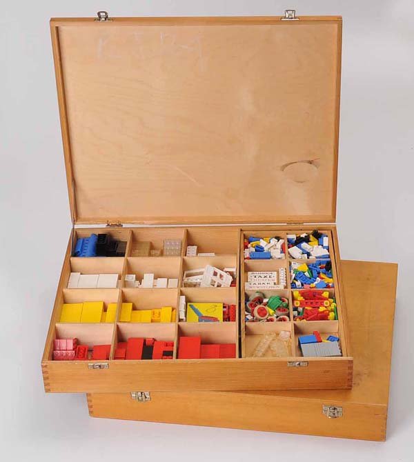 Lego: English Description: Lego, 2 Large Wooden Boxes with Content, Denmark, please inspect, mixed condition, Deutsche Beschreibung: Lego, 2 Große Holzkisten mit Inhalt, Dänemark, 37x46 cm, bitte besicht