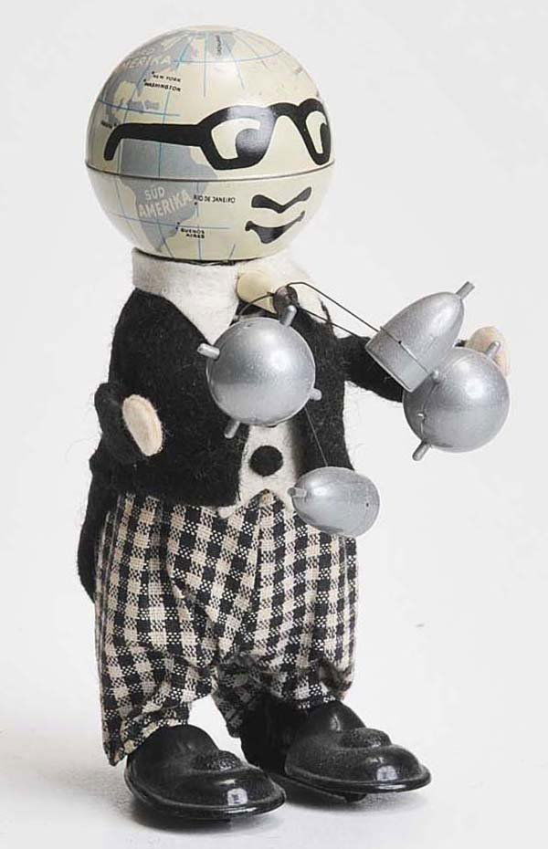 Schuco: English Description: Schuco, Mr. Atom, W.-Germany, 11cm, windup ok, condition 1 Deutsche Beschreibung: Schuco, Mr. Atom, W.-Germany, 11cm, Uhrwerk ok, Z 1, (3009)