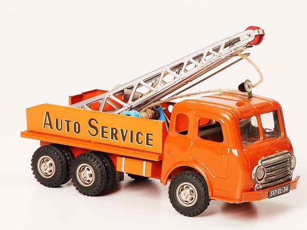 Joustra: English Description: Joustra, Breakdown Lorry, France, 45cm, tin, windup ok, condition 1-2 Deutsche Beschreibung: Joustra, Abschleppwagen, France, 45cm, Blech, Uhrwerk ok, Z 1-2, (1679)