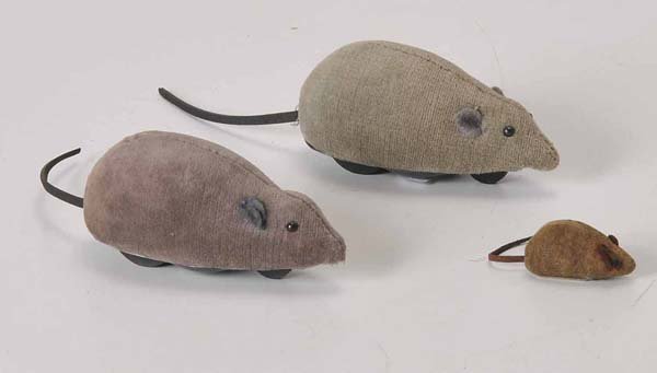 Schuco: English Description: Schuco, 2 Mice 'Mikiflex'+ little Mouse, Germany, windup ok, 1 ear missing, apart from that condition 1- Deutsche Beschreibung: Schuco, 2 Mäuse 'Mikiflex'+ kleine Maus, Germany, 