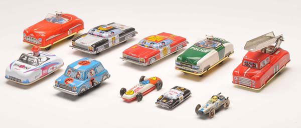 Convolute Tin Toys: English Description: Convolute Tin Toys: 3 Fire Engines, 3 Police Cars, 4 Racing Cars, 1x windup ok, mixed conditions Deutsche Beschreibung: Konvolut Blechspielzeug: 3 Feuerwehrautos, 3 Polizeiautos,
