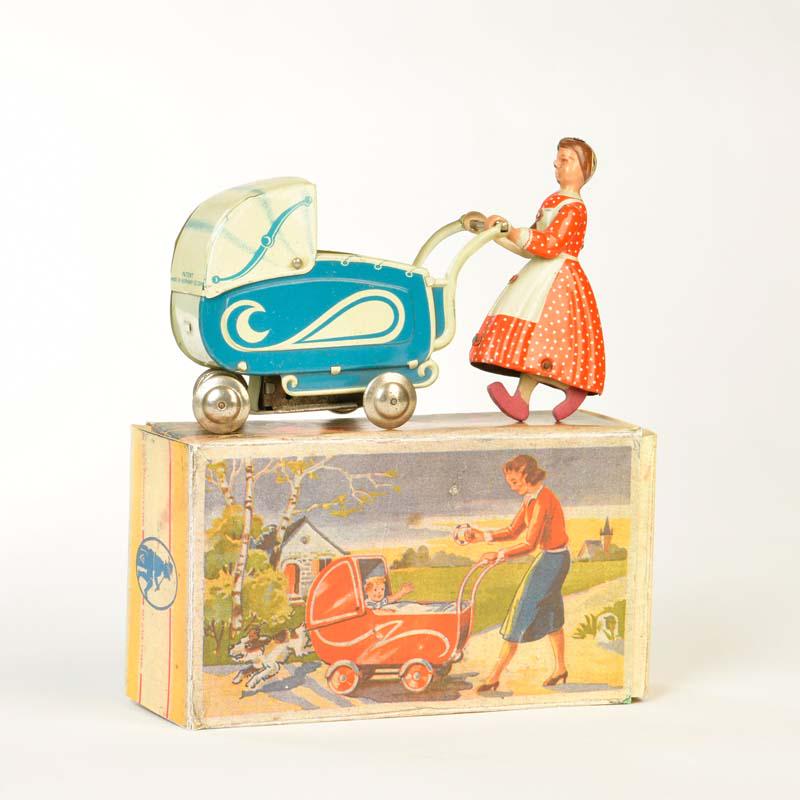 Voith, Dame mit Kinderwagen (1 of 3)