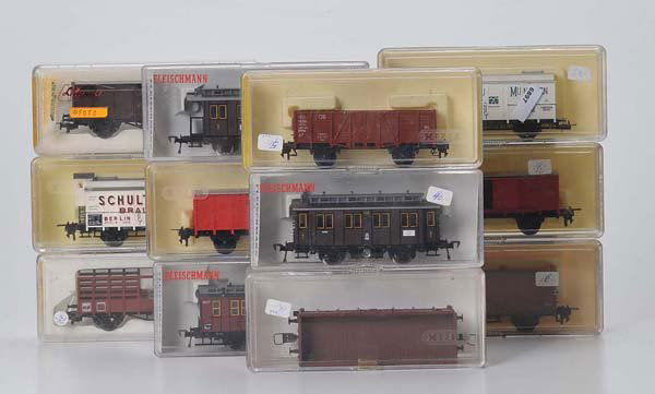 Feischmann: Fleischmann, Trix and others, 12 Coaches, W.-Germany, H0, original box, good mixed condition, Deutsche Beschreibung: Fleischmann, Trix u.a., 12 Waggons, W.-Germany, H0, Okt , guter gemischter Zustand,