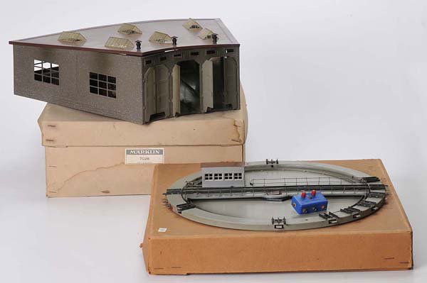 Marklin: Marklin, Lok Shed + Turning Platform, W.-Germany, original boxes condition 2, condition 2+, Deutsche Beschreibung: Märklin, Lokschupen + Drehscheibe, W.-Germany, 34 x 45 cm Lokschuppen, 42 cm Durchme