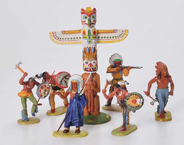 Elastolin: Elastolin, 6 Indians+ Totem Pole, W.-Germany, 7cm, third painting, condition 1 Deutsche Beschreibung: Elastolin, 6 Indianer+ Totempfahl, W.-Germany, 7cm, 3er Bemalung, Z 1, (1056)