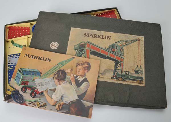 Marklin: Märklin, construction set 101, W-Germany, 52cm x 35cm, original box condition 2, condition 1-2 Deutsche Beschreibung: Märklin, Baukasten 101, W-Germany, 52cm x 35cm, Okt. Z 2, Z 1-2(464)