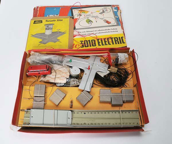 Schuco: Schuco, Varianto-Coffer, W.-Germany, with 1 vehicle, mixed condition Deutsche Beschreibung: Schuco, Varianto-Kasten, W.-Germany, mit 1 Fahrzeug, gemischter Zustand, (749)