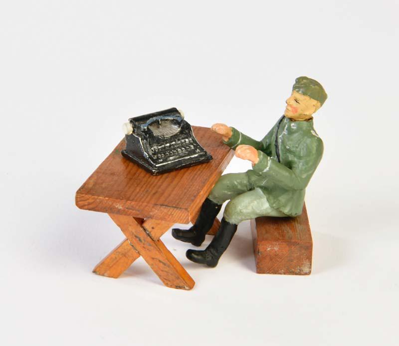 Soldat mit Tisch + Schreibmaschine (1 of 1)