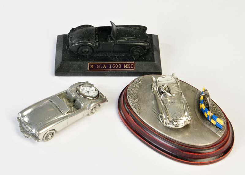 3 MG Dekorationsmodelle: 3 MG decoration models, mixed constr., clock, diorama a.o., C 1-2