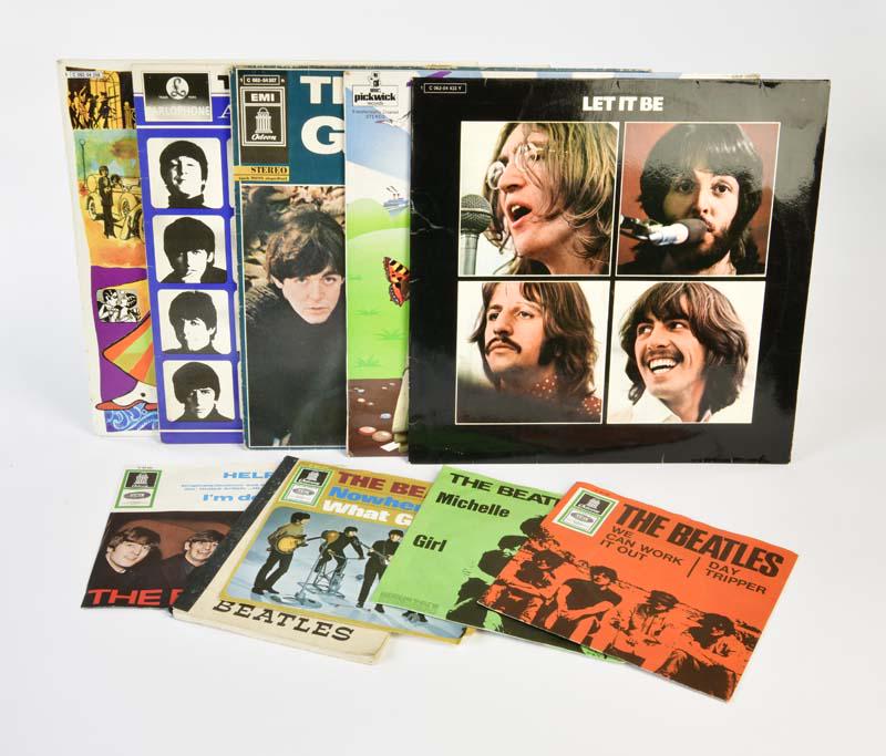 5 LP's + 4 Singles "The Beatles" + Songbook: 5 LP's + 4 Singles "The Beatles" + song book, mostly good condition