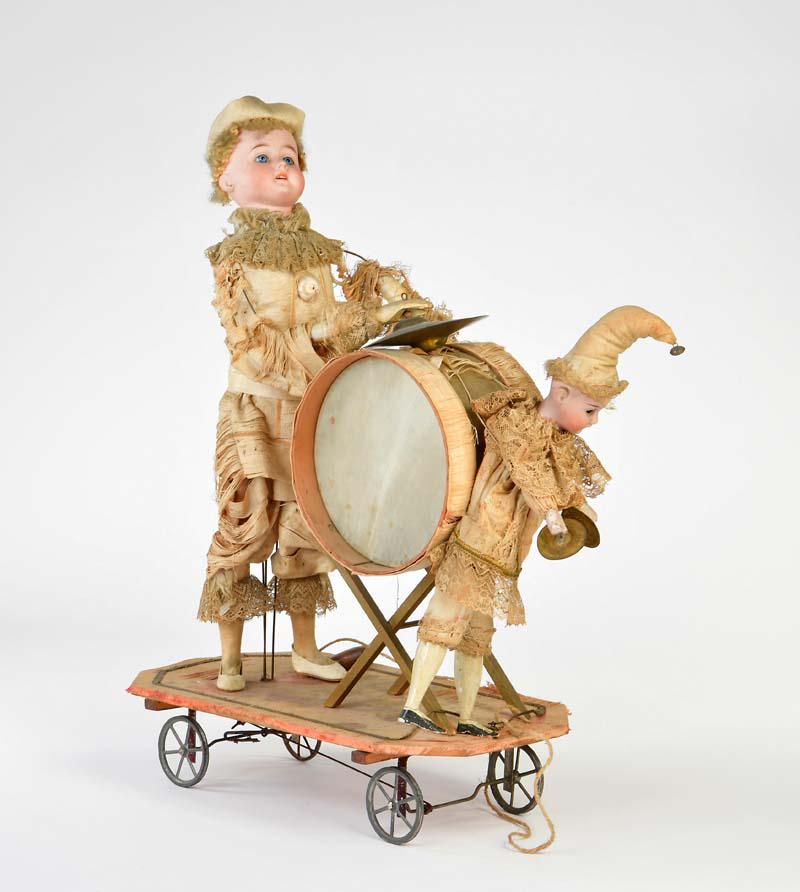 Gebrüder Kühlenz, Musizierende Harlekine auf Rollwagen (1 of 1)