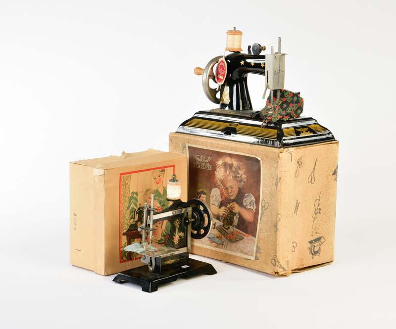 Casige + Singer, 2 Kindernähmaschinen (1 of 1)