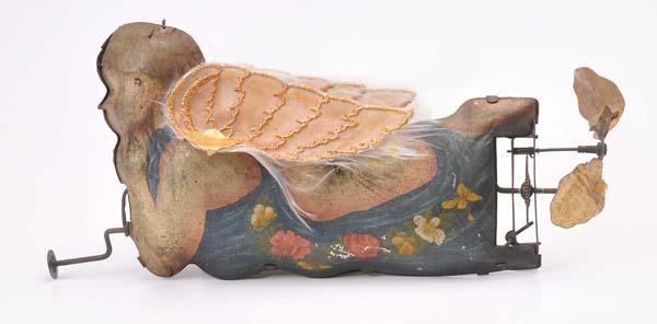 Angel: Angel, tin, drive sluggish, paint damage, from 1890, wings renewed, with rubber engine Deutsche Beschreibung: Engel, Blech, Antrieb schwergängig, Lackmängel, Um 1890, Flügel erneuert, mit Gummi- Mo